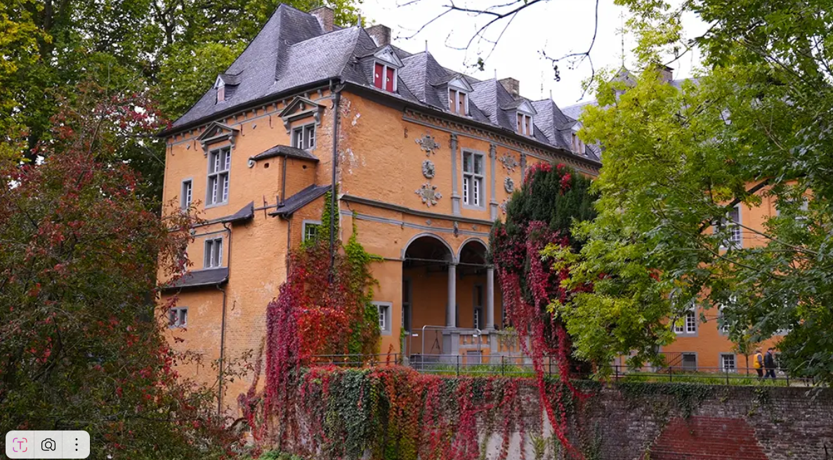 Side view of the manor house from Rheydt Castle